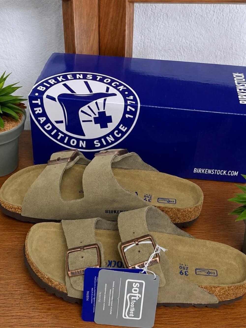 Birkenstock Arizona 🌟Cream 🌟Flat Sandals with Logo